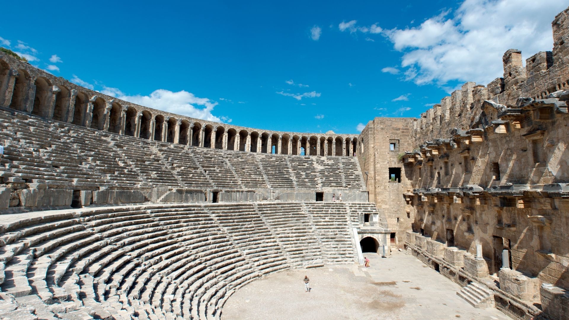 Gesamtansicht des antiken Theaters von Aspendos